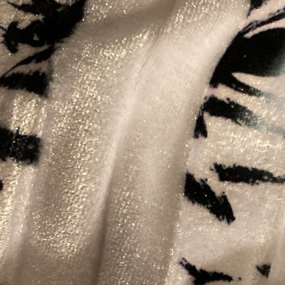 Live and let live velvet v-neck top with sequins size 1X - Picture 13 of 13